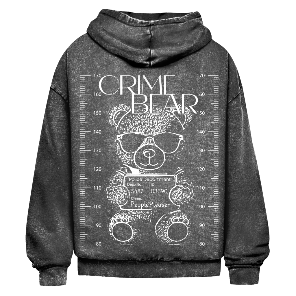 Der State Your Mind Oversize Washed Hoodie Crime Bear zeigt die Skizze eines sonnenbrillentragenden Teddybären vor einer polizeilichen Größentabelle, mit dem Text "Crime Bear" und dem Bären, der ein "People Pleaser"-Schild für den Streetwear-Style hält.