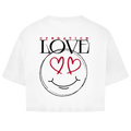 Das Oversize Crop Top Operation Love White von State Your Mind ist ein freches Streetwear-Stück für Damen, das mit dem Schriftzug "OPERATION LOVE" und einem großen schwarzen Smiley-Gesicht mit herzförmigen roten Augen als Rückenprint auf der Rückseite aufwartet.