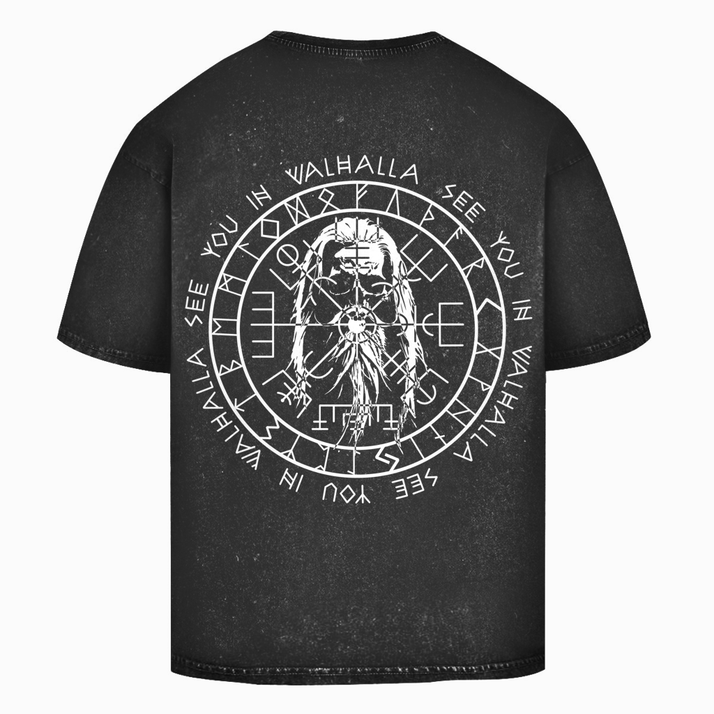 Das Printegy Oversize Shirt Valhalla Black washed zeigt einen weißen nordischen Krieger, Runen, kreisförmige Wikingerkompass-Symbole und den wiederholten Text "SEE YOU IN VALHALLA" auf einem schwarz gewaschenen T-Shirt.