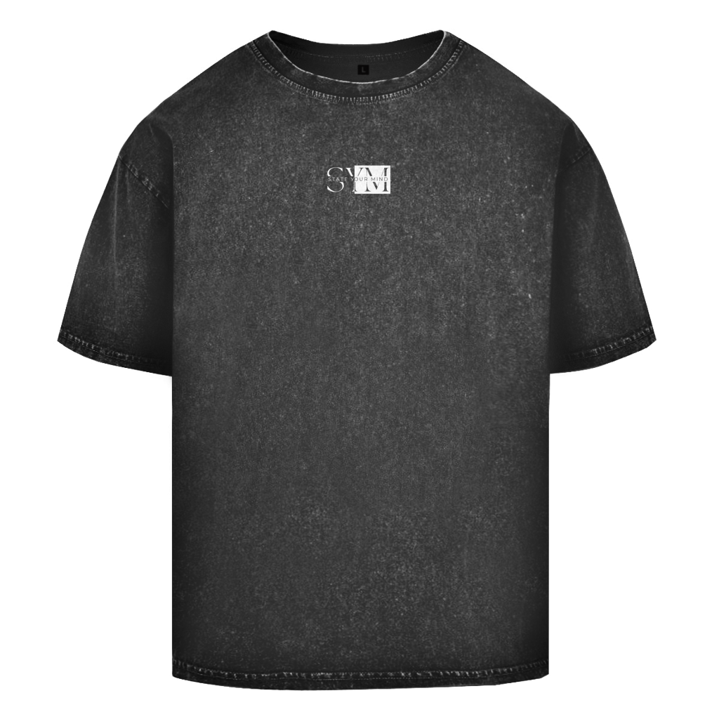Das Printegy Oversize Shirt Valhalla Black washed hat kurze Ärmel, ein verblasstes Acid-washed Finish und ein kleines weißes SVM-Logo auf der oberen Brust. Auf einfarbig weißem Hintergrund dargestellt.