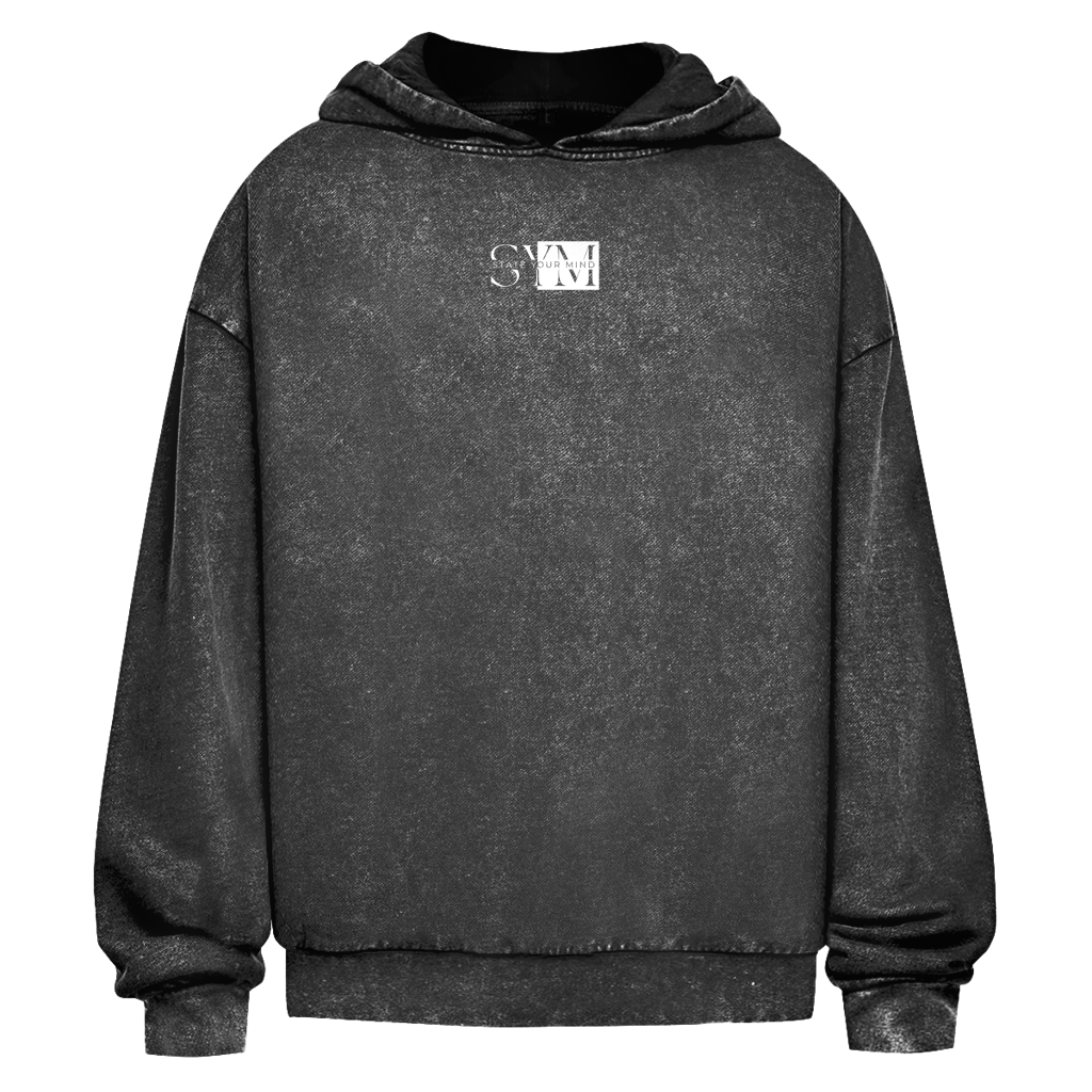 Der Oversize-Kapuzenpullover Valhalla Black washed von State Your Mind hat eine verblasste Vintage-Struktur, ein kleines weißes SVM-Logo auf der Brust, eine Vordertasche, locker sitzende Ärmel und subtile Vegvísir-Details für einen einzigartigen Touch.