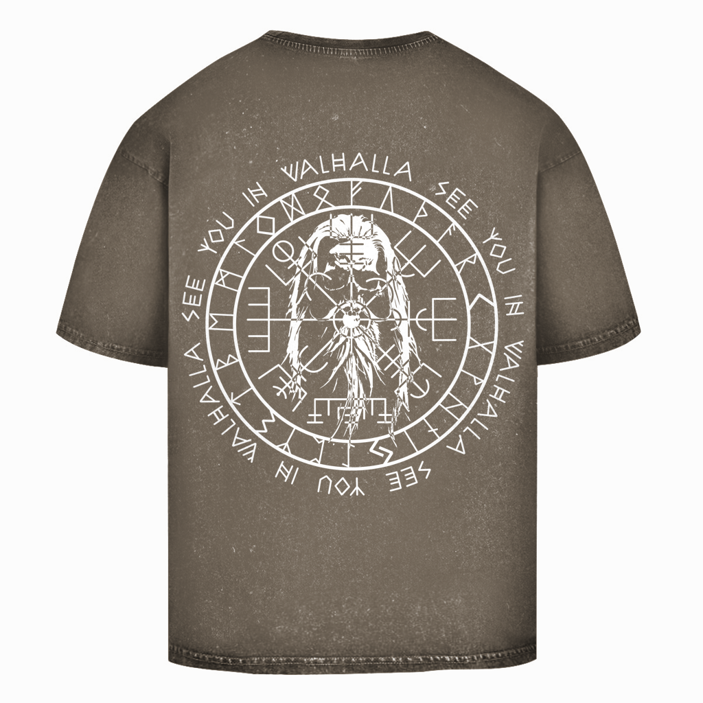 Das State Your Mind Oversize Shirt Valhalla Brown washed ist mit einem Acid-Washed-Finish und einer zentralen nordischen Krieger-Grafik versehen, wobei Runen und "SEE YOU IN VALHALLA" in weißer Schrift einen Kreis auf der Rückseite bilden.