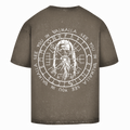 Das State Your Mind Oversize Shirt Valhalla Brown washed ist mit einem Acid-Washed-Finish und einer zentralen nordischen Krieger-Grafik versehen, wobei Runen und "SEE YOU IN VALHALLA" in weißer Schrift einen Kreis auf der Rückseite bilden.