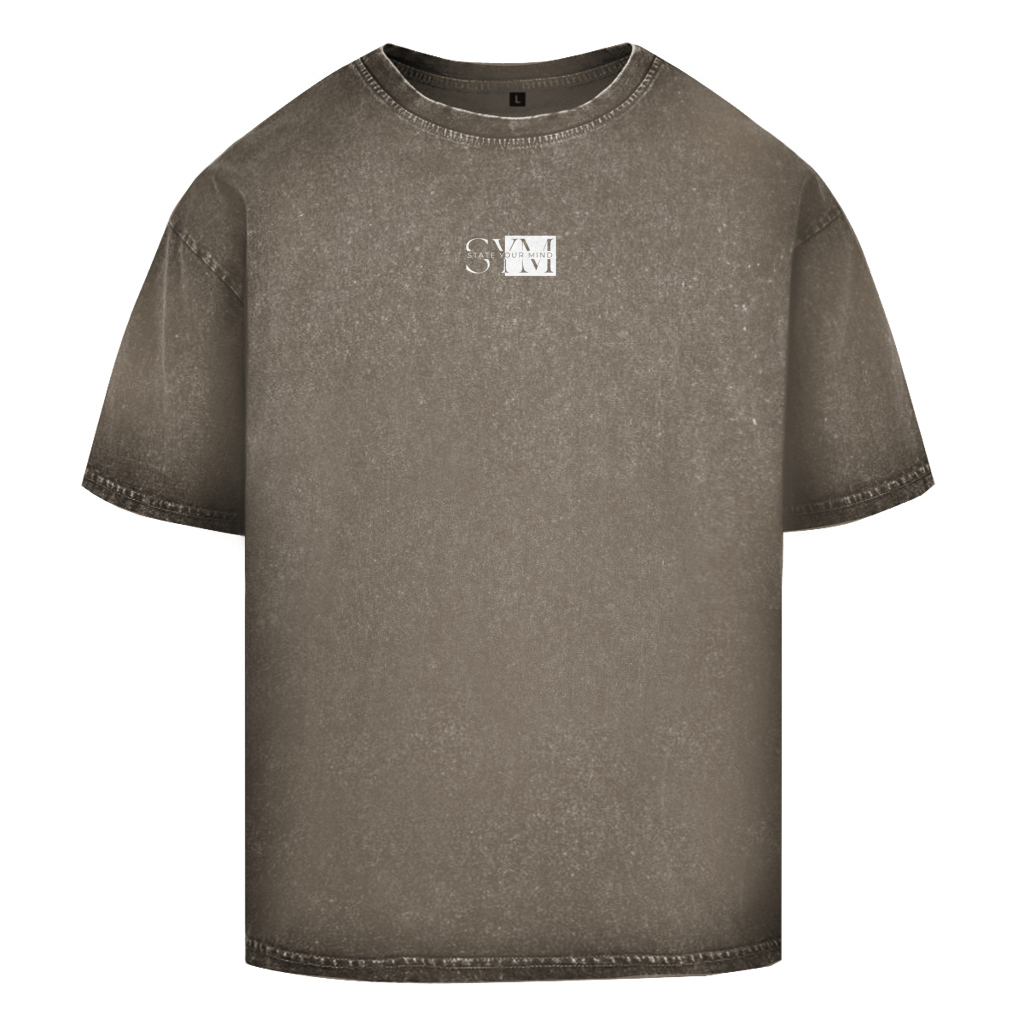Das Oversize-Hemd Valhalla Brown washed von State Your Mind hat ein verblasstes, braunes Acid-Washed-Finish, kurze Ärmel und ein kleines weißes SVM-Logo auf der oberen Brust, das auf einem schlichten weißen Hintergrund abgebildet ist.