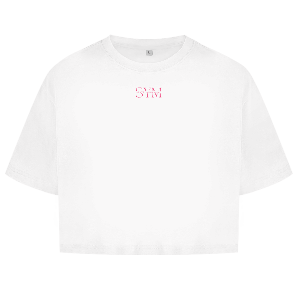 The Oversize Crop Top La Catrina is a plain white, short-sleeve, oversized Damen Sportshirt with small pink SYM text near the neckline—ideal for a stylish, casual look.