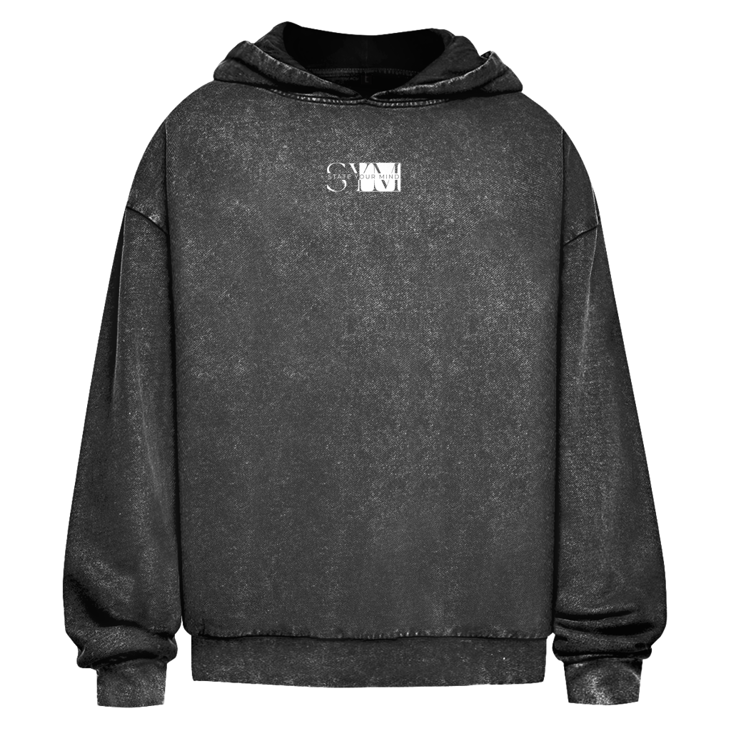 Der Oversize Washed Hoodie Crime Bear von State Your Mind bietet einen schwarzen, verblassten Streetwear-Look mit einem kleinen weißen SWAM-Brustlogo, einer Vordertasche und einer Kapuze mit Kordelzug für Komfort und mühelosen Style.