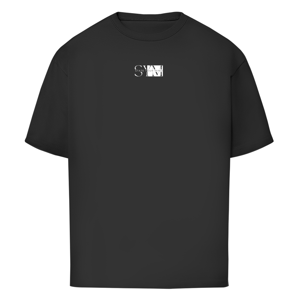 Das Oversize Shirt Discipline von State Your Mind ist ein schlichtes, schwarzes Herren-Gymshirt mit kurzen Ärmeln und einem kleinen, weißen, abstrakten S/W-Logo mittig auf der Brust, das mit fetten und dünnen Linien für einen modernen, minimalistischen Look sorgt.