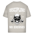 Das State Your Mind Oversize Shirt Discipline zeigt einen Totenkopf mit Sonnenbrille und Helm, der eine Langhantel hält, sowie den Text "DISCIPLINE NO LIMITS NO EXCUSES SINCE 2024". Das ideale Herren Gymshirt für deinen Workout-Style.