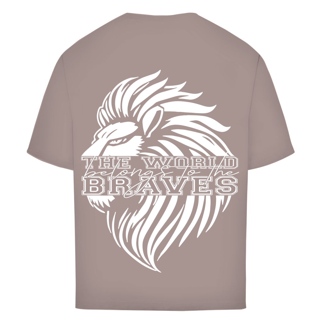 The Oversize Shirt Braves in taupe showcases a bold white lion head Löwen Backprint with "THE WORLD belongs to the BRAVES" emblazoned across it in striking, stylized lettering.