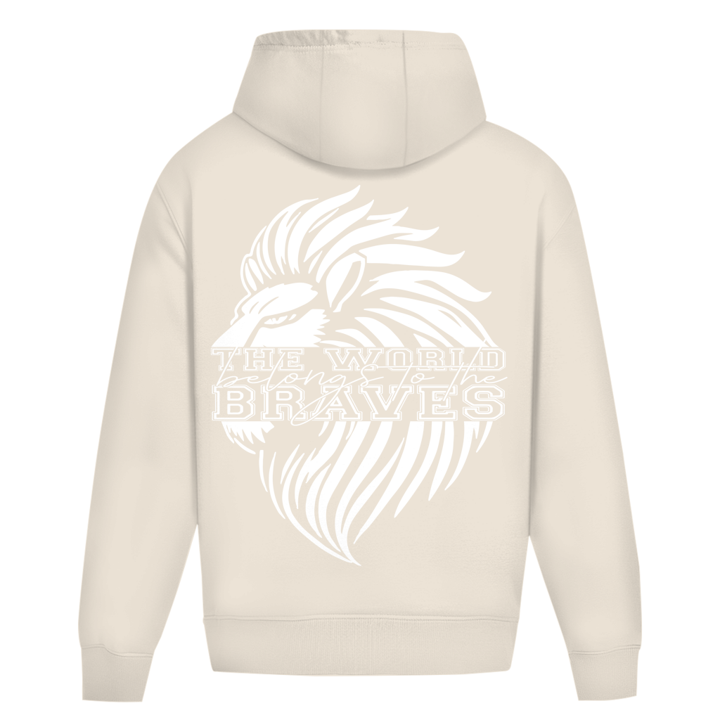 Der Oversize Hoodie Braves von State Your Mind ist beige, mit einem großen weißen Löwen-Motiv und "THE WORLD belongs to the BRAVES" in Fett- und Kursivschrift auf dem Rücken, aus einer hochwertigen Baumwollmischung gefertigt.