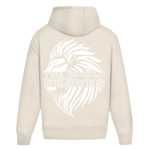 Der Oversize Hoodie Braves von State Your Mind ist beige, mit einem großen weißen Löwen-Motiv und "THE WORLD belongs to the BRAVES" in Fett- und Kursivschrift auf dem Rücken, aus einer hochwertigen Baumwollmischung gefertigt.