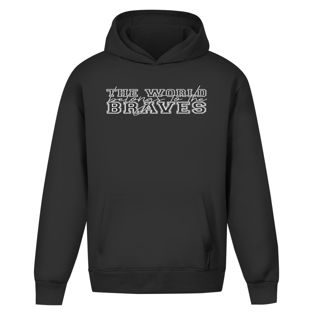 Der State Your Mind Oversize Hoodie Braves ist schwarz, aus hochwertigem Baumwollgemisch, mit einer Fronttasche und "THE WORLD BRAVES" in fetten, weiß umrandeten Buchstaben auf der Brust.