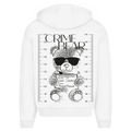 Der State Your Mind Zipper Hoodie Crime Bear zeigt einen Teddybären mit Sonnenbrille vor einer Polizeiaufstellung, der ein "Police Department"- und "People Pleaser"-Schild in der Hand hält, darüber steht "CRIME BEAR".