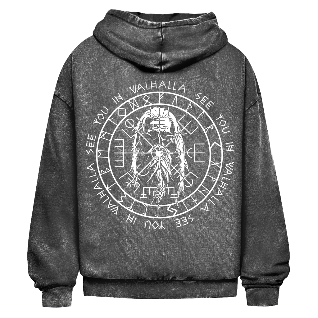 Der Oversize-Kapuzenpullover Valhalla Black washed von State Your Mind zeigt eine weiße Grafik eines nordischen Kriegers, Runen und zwei Kreise, die vom Wikingerkompass inspiriert sind, mit dem Schriftzug "SEE YOU IN WALHALLA", der sich um das Design herum wiederholt.