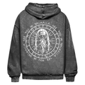 Der Oversize-Kapuzenpullover Valhalla Black washed von State Your Mind zeigt eine weiße Grafik eines nordischen Kriegers, Runen und zwei Kreise, die vom Wikingerkompass inspiriert sind, mit dem Schriftzug "SEE YOU IN WALHALLA", der sich um das Design herum wiederholt.