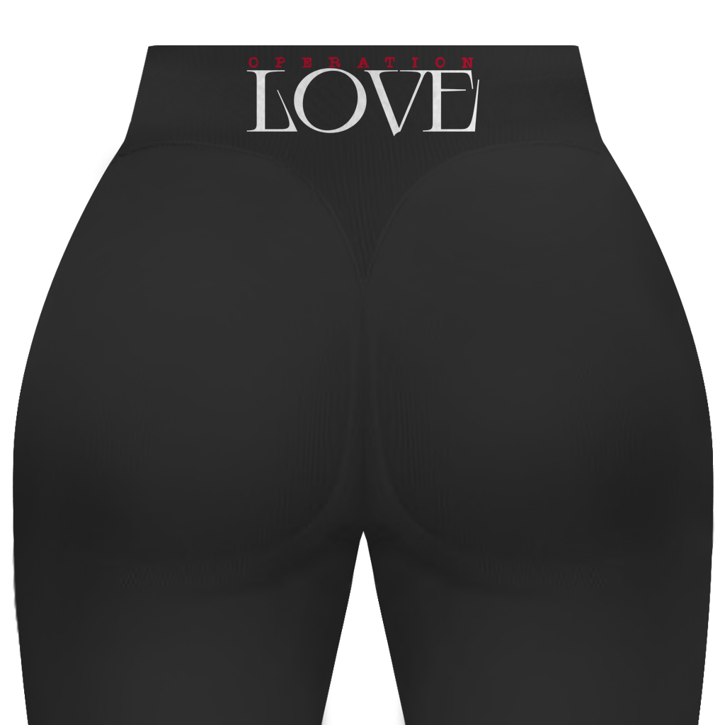 State Your Mind Scrunch Leggings Operation Love sind schwarze Leggings mit hoher Taille und dem Schriftzug "OPERATION LOVE" in Weiß und Rot auf dem hinteren Bund. Ihr figurbetontes Design und der Scrunch-Stil betonen und umschmeicheln deine Kurven.