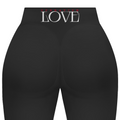 State Your Mind Scrunch Leggings Operation Love sind schwarze Leggings mit hoher Taille und dem Schriftzug "OPERATION LOVE" in Weiß und Rot auf dem hinteren Bund. Ihr figurbetontes Design und der Scrunch-Stil betonen und umschmeicheln deine Kurven.