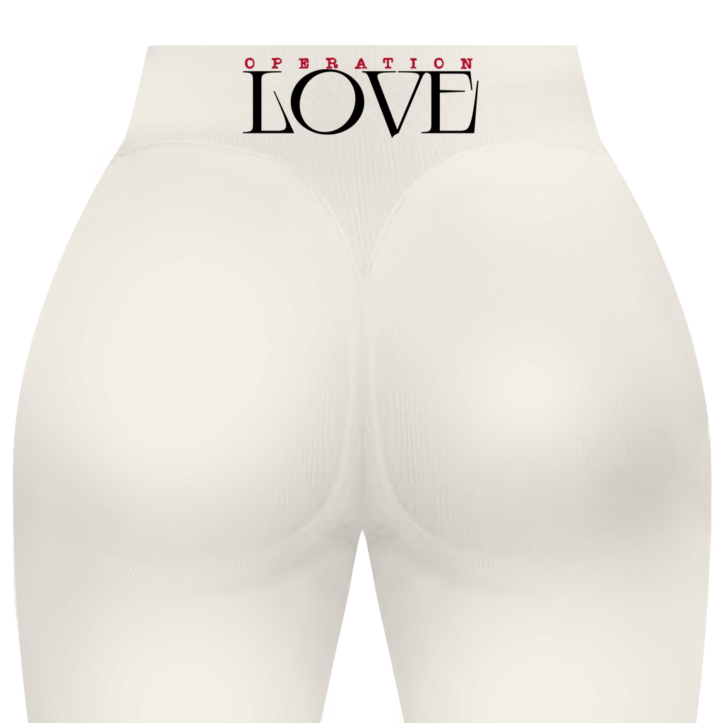 Die Scrunch Leggings Operation Love von State Your Mind sind weiße Leggings mit hoher Taille und einem po-formendes Design und "OPERATION LOVE" in fetten schwarzen und roten Buchstaben auf dem hinteren Bund.