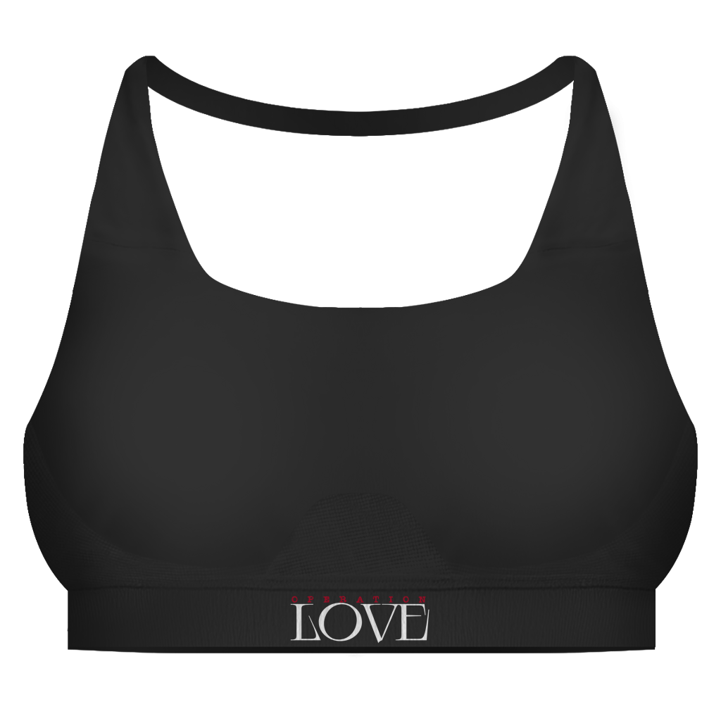 Der State Your Mind Sport BH Operation Love ist ein schwarzer Sport-BH mit schmeichelhaftem Neckholder-Design, Racerback-Trägern und dem Schriftzug LOVE" in fetten weißen und roten Buchstaben auf dem Vorderband.