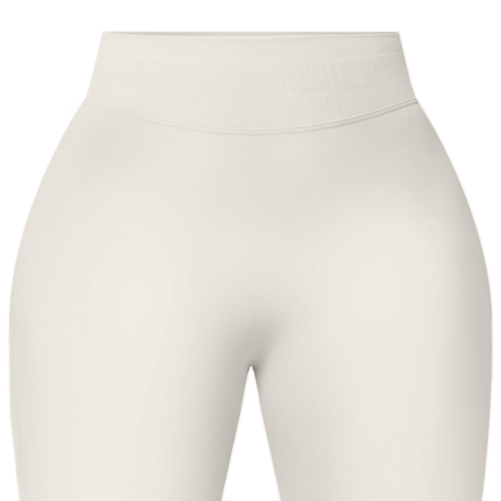 Die Scrunch-Leggings Operation Love von State Your Mind in gebrochenem Weiß, mit hoher Taille und figurbetonter Passform, von der Taille bis zur Mitte des Oberschenkels vor einem einfarbig weißen Hintergrund.