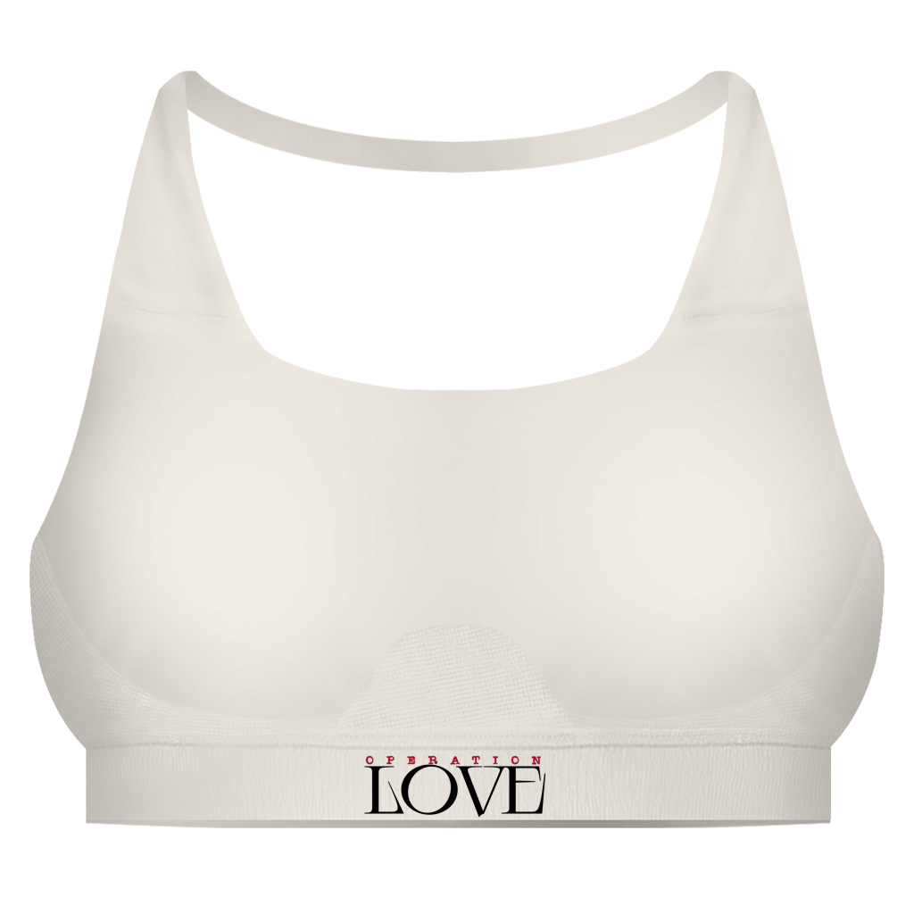 Der Sport BH Operation Love von State Your Mind ist ein weißer Sport-BH mit Racerback und Vier-Wege-Stretch für hohen Tragekomfort. Auf dem Unterbrustband steht "OPERATION LOVE" in Schwarz und Rot.